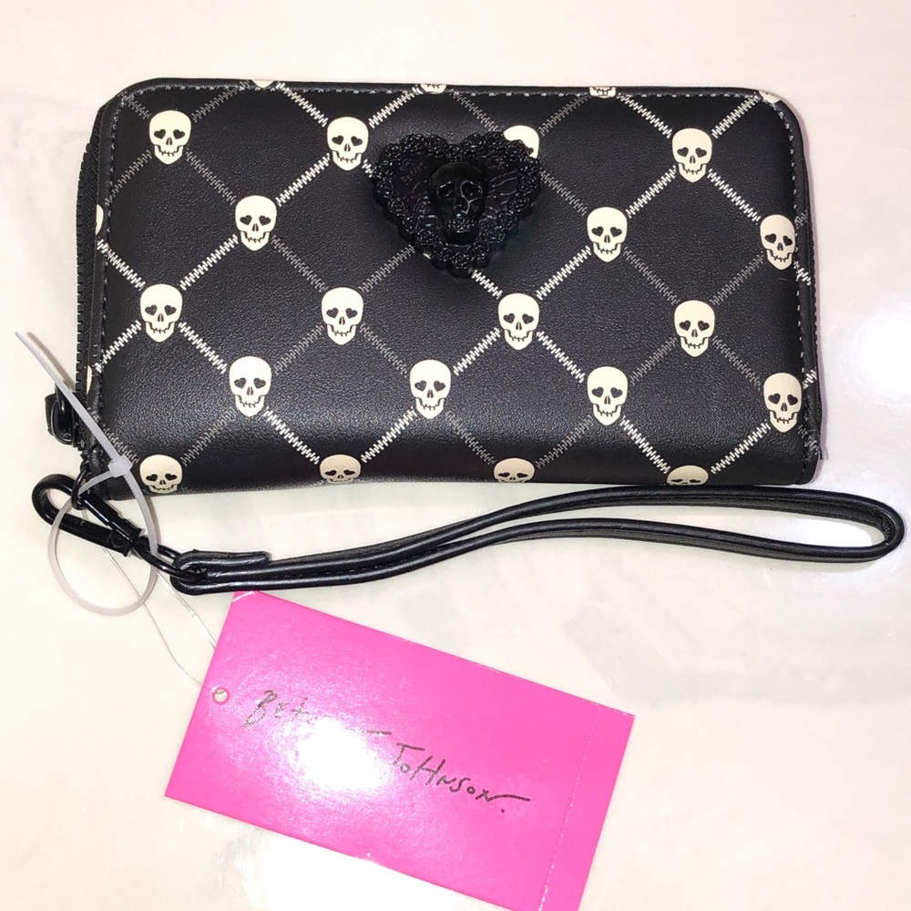 Betsey Johnson XOKARA Black & White ZA Wallet With Skull & Zipper Print NWT